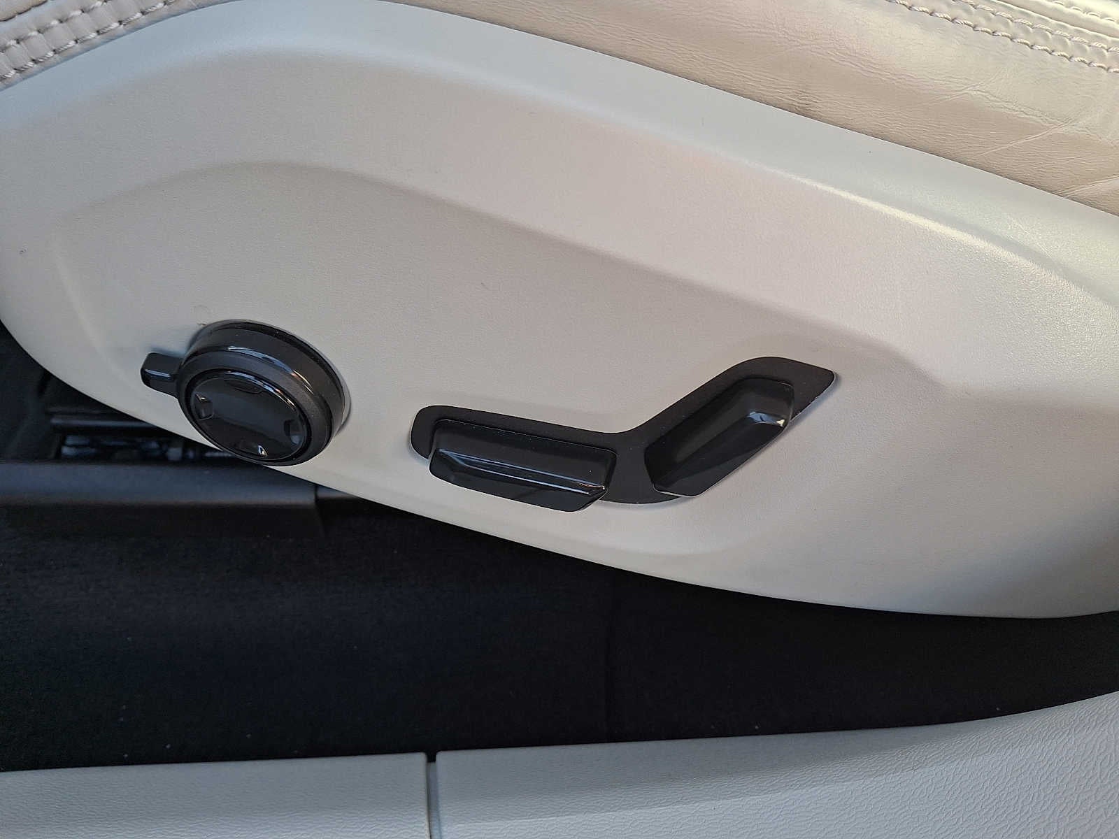 2024 Volvo XC60 Recharge Plug-In Hybrid T8 eAWD PHEV Ultimate Dark Theme