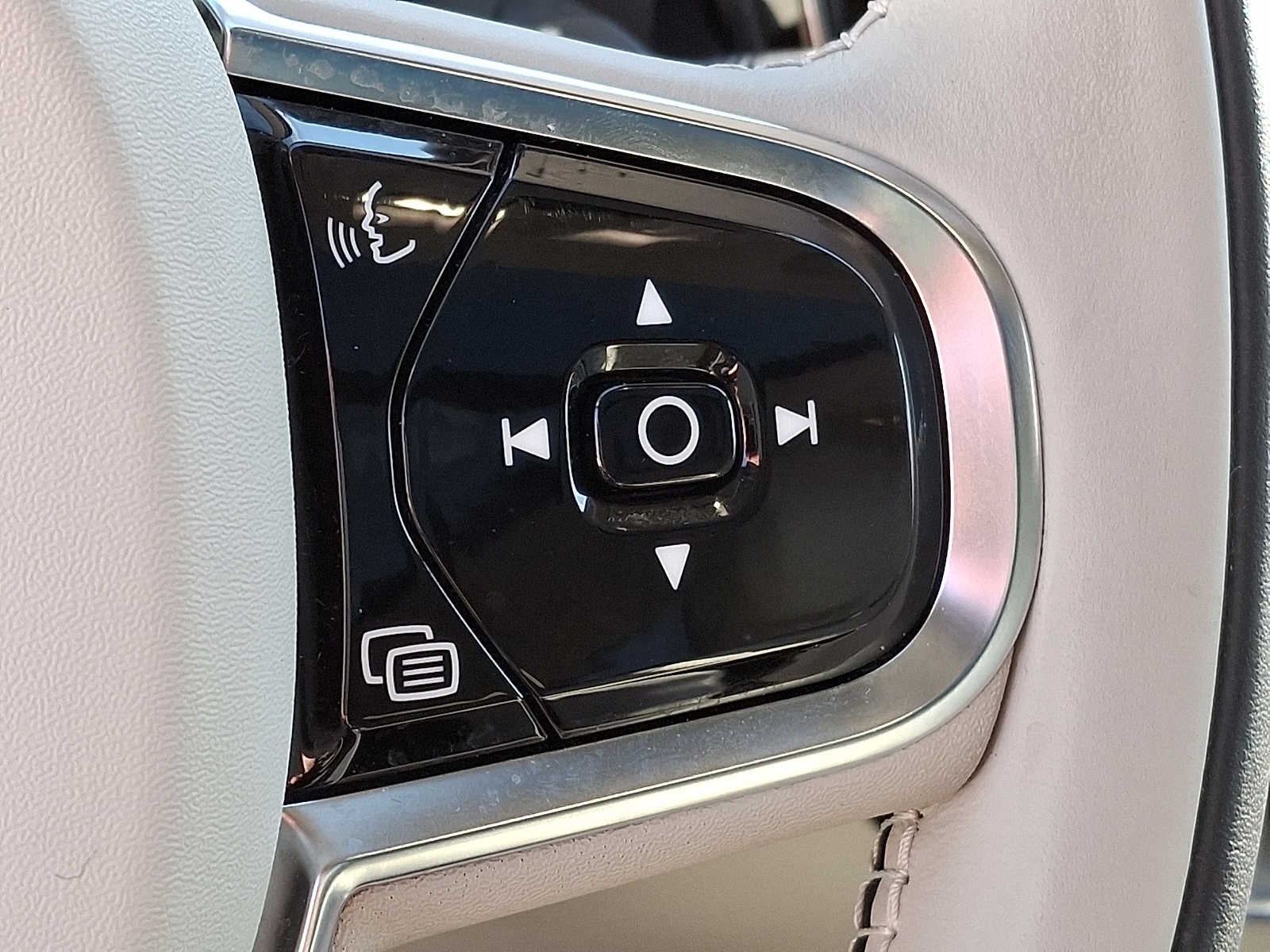 2024 Volvo XC60 Recharge Plug-In Hybrid T8 eAWD PHEV Ultimate Dark Theme