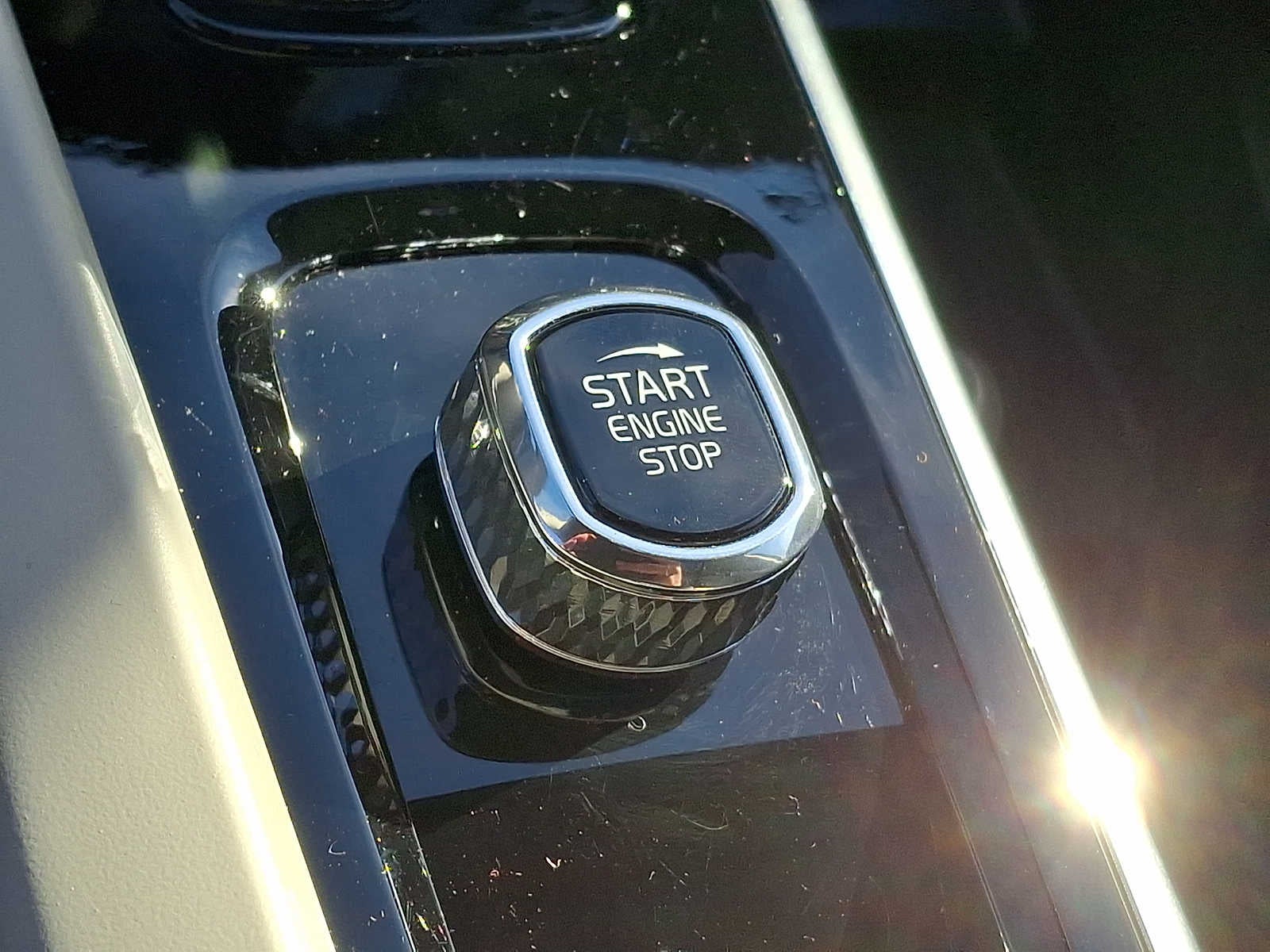 2024 Volvo XC60 Recharge Plug-In Hybrid T8 eAWD PHEV Ultimate Dark Theme