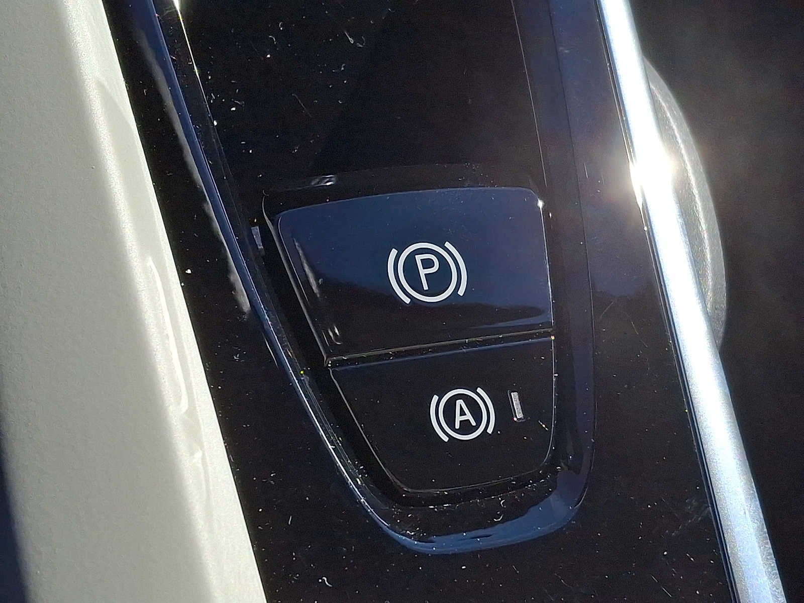 2024 Volvo XC60 Recharge Plug-In Hybrid T8 eAWD PHEV Ultimate Dark Theme