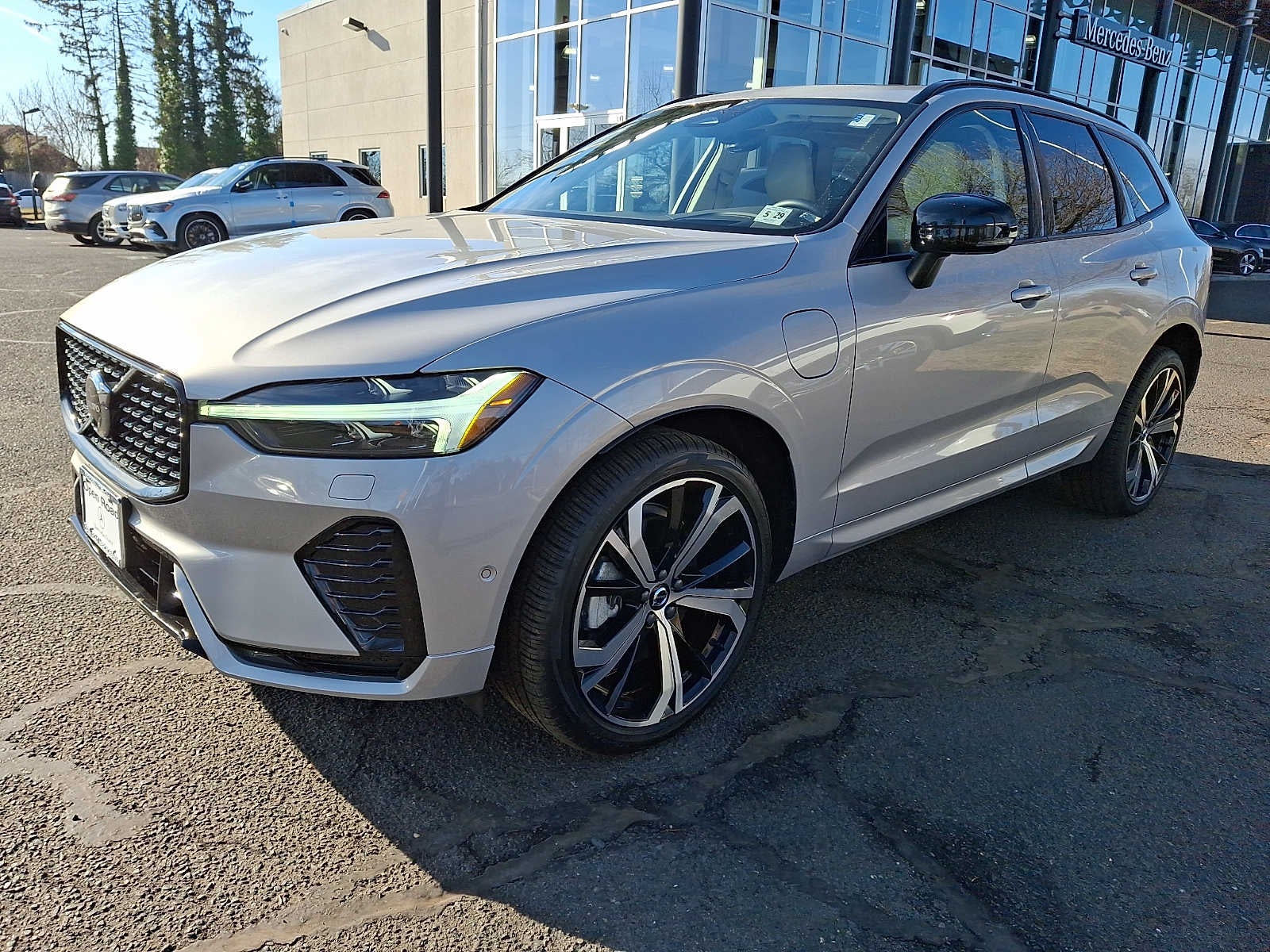 2024 Volvo XC60 Recharge Plug-In Hybrid T8 eAWD PHEV Ultimate Dark Theme