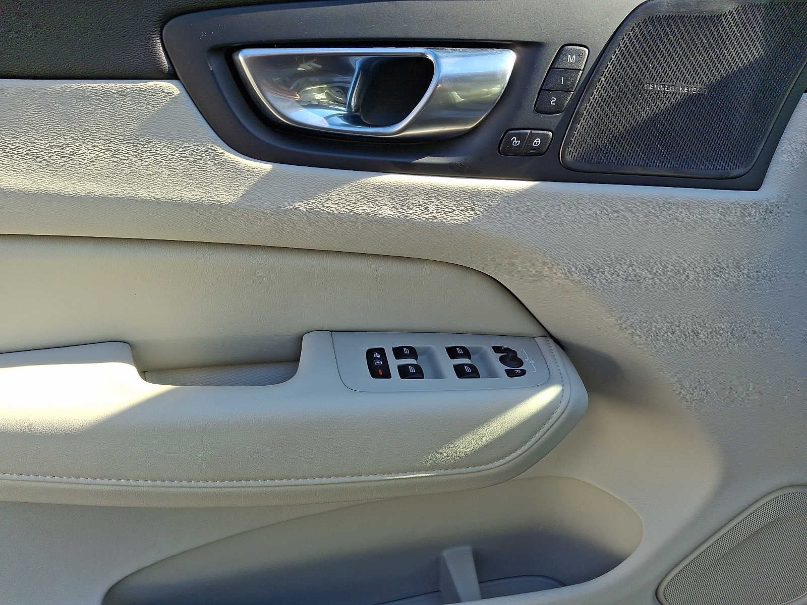 2024 Volvo XC60 Recharge Plug-In Hybrid T8 eAWD PHEV Ultimate Dark Theme