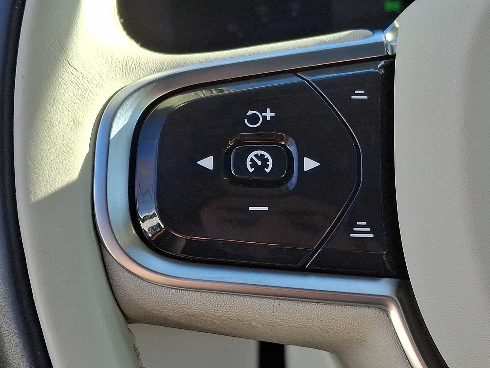 2024 Volvo XC90 B5 AWD Plus Bright Theme 7P