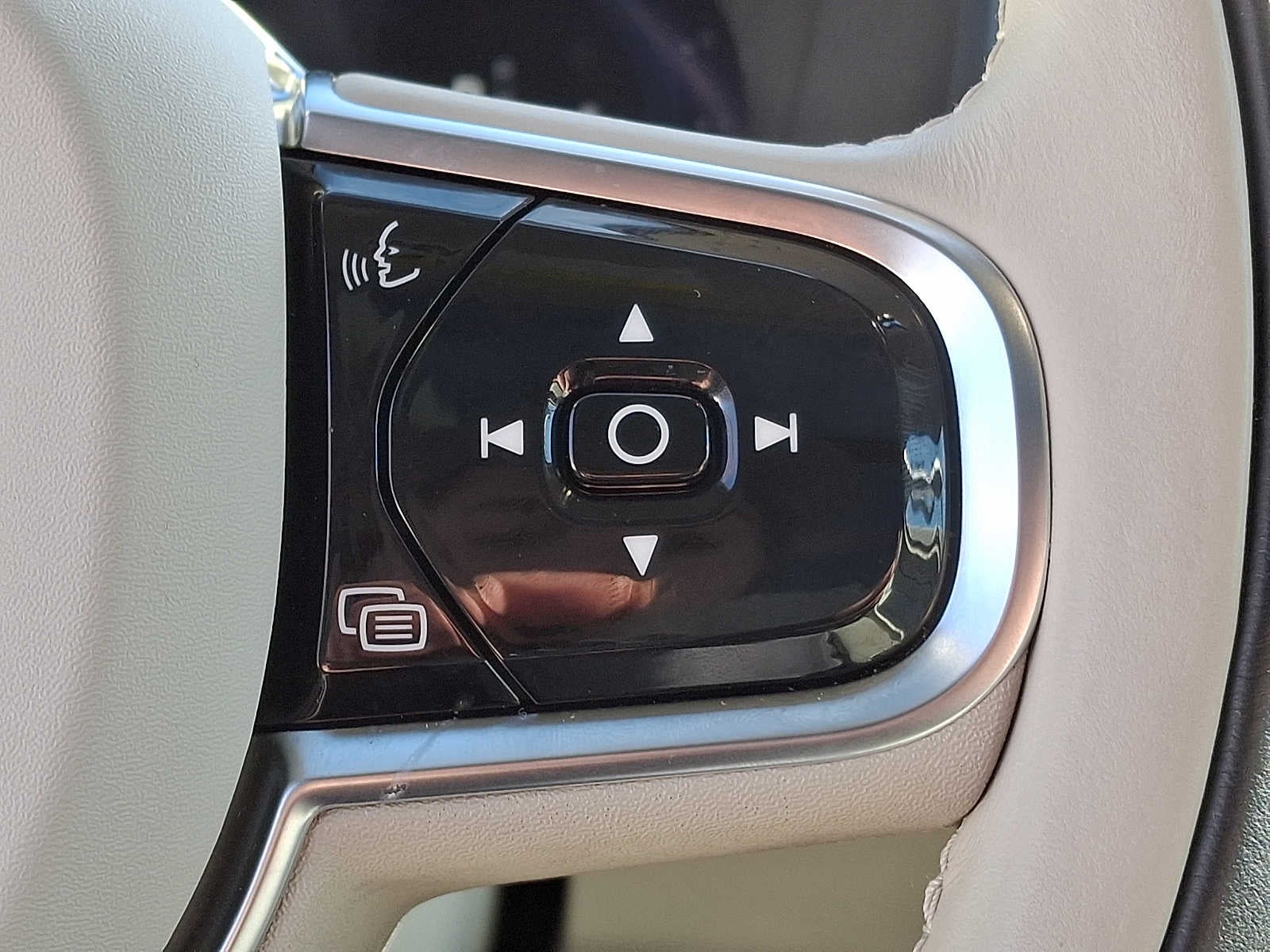 2024 Volvo XC90 B5 AWD Plus Bright Theme 7P